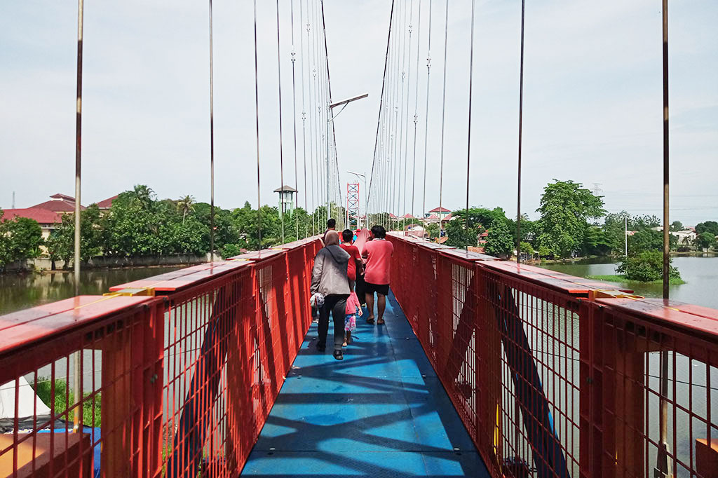 Warga Kota Depok, Jawa Barat dan sekitarnya kini bisa menikmati jembatan gantung di Taman Alun-alun dan Hutan Kota Depok Wilayah Barat (Taman Albar) yang telah diresmikan dan dibuka untuk umum. Jembatan tersebut memiliki panjang 168 meter dan lebar 1,6 meter serta berwarna oranye terang.