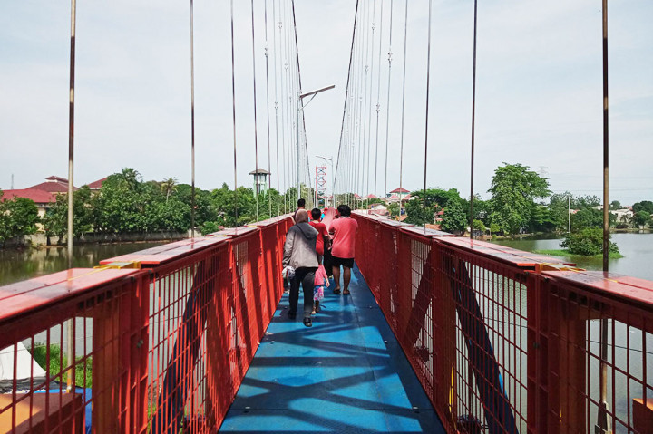 Warga Kota Depok, Jawa Barat dan sekitarnya kini bisa menikmati jembatan gantung di Taman Alun-alun dan Hutan Kota Depok Wilayah Barat (Taman Albar) yang telah diresmikan dan dibuka untuk umum. Jembatan tersebut memiliki panjang 168 meter dan lebar 1,6 meter serta berwarna oranye terang.