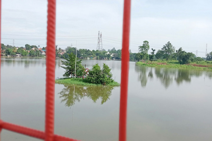 Sementara di sisi lain terlihat pemandangan Setu Tujuh Muara dari atas ketinggian. Anda juga bisa melihat aktivitas warga yang tengah memancing dan menjala ikan.
