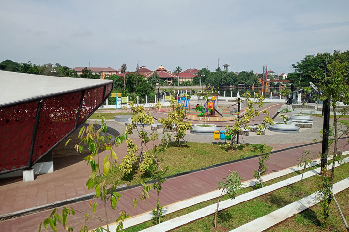 Taman Albar dilengkapi area parkir yang luas, toilet umum, pendopo, playground, kios UMKM, kolam, musala, lapangan olahraga, gedung serbaguna, dan sejumlah fasilitas lainnya.