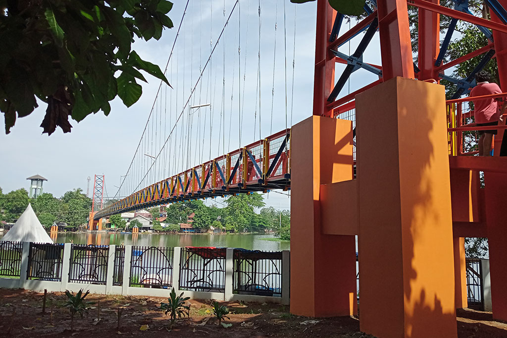 Jembatan ini melintas di atas Setu Tujuh Muara, menghubungkan wilayah Sawangan-Bojongsari, dan belakangan menjadi destinasi wisata primadona baru bagi warga Depok dan sekitarnya.