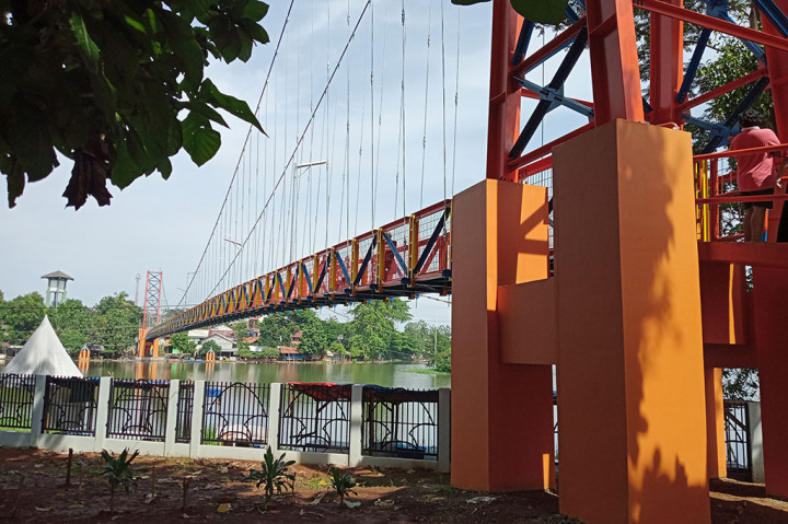 Jembatan ini melintas di atas Setu Tujuh Muara, menghubungkan wilayah Sawangan-Bojongsari, dan belakangan menjadi destinasi wisata primadona baru bagi warga Depok dan sekitarnya.