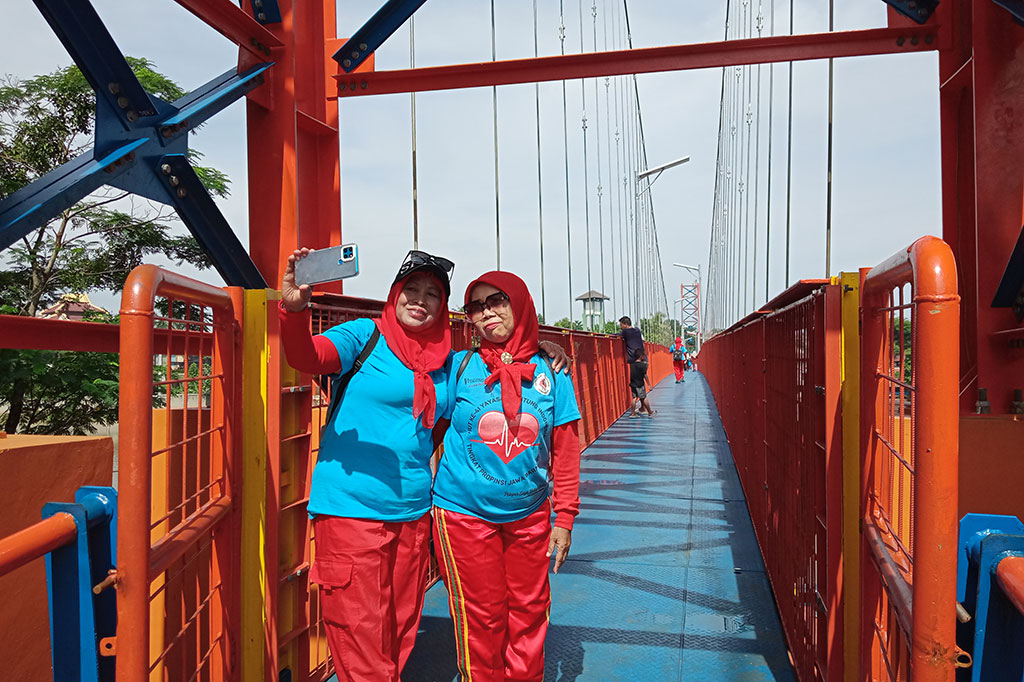 Antusiasme warga terlihat saat berkunjung ke jembatan gantung  tersebut, terlebih pada akhir pekan Sabtu dan Minggu. Mereka bisa bersantai sejenak bersama keluarga, berolahraga, dan menikmati kesejukan udara serta jauh dari keramaian. Tak lupa para pengunjung juga berfoto di atas jembatan tersebut.