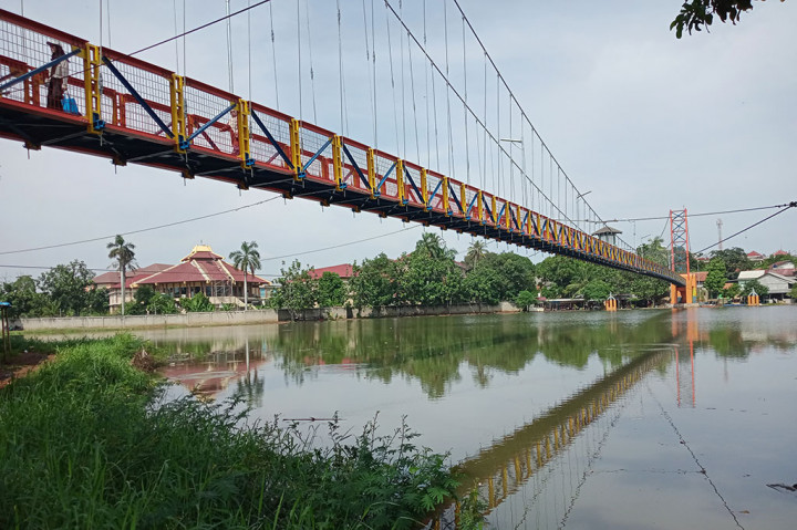 Pengunjung bisa melintasi jembatan gantung tersebut secara bergantian, karena kapasitasnya dibatasi maksimal 40 orang.