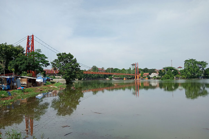 Waktu operasional jembatan gantung mengikuti jam operasional Taman Albar, yakni dibuka mulai pukul 06.00 WIB hingga 18.00 WIB, dari Selasa hingga Minggu. Sementara Senin ditutup untuk pemeliharaan.