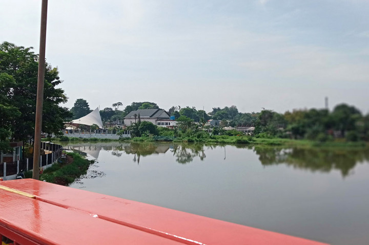 Dari atas jembatan gantung tersebut, pengunjung dapat melihat Taman Alun-alun dan Hutan Kota Depok Wilayah Barat (Taman Albar) yang kini menjadi ikon baru Kota Depok. 