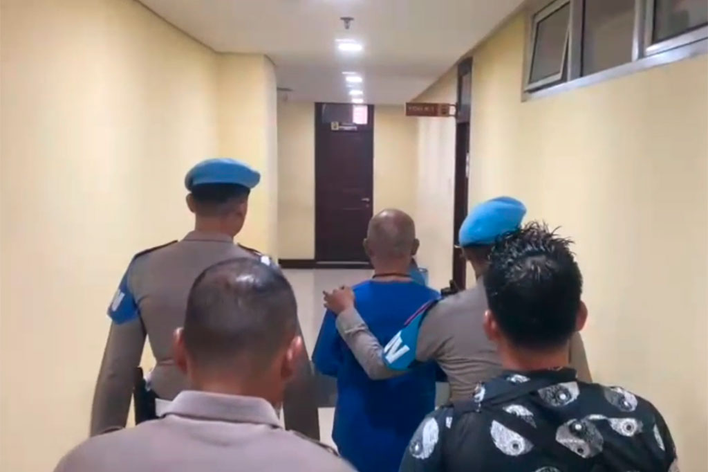 Dadang Iskandar (DI) awalnya diboyong dari ruang tahanan dengan pengawalan ketat sejumlah petugas Provos. Dua petugas nampak menggandeng AKP Dadang yang tangannya diborgol.