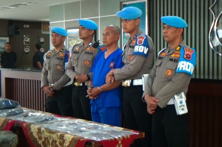 Ia mengatakan pelaku penembakan DI, 57, saat ini sudah menyandang status sebagai tersangka.  Dwi mengatakan tersangka saat ini berada dalam pengawasan penuh personel Ditreskrimum Polda Sumbar dan menjalani proses hukum sesuai prosedur yang berlaku.