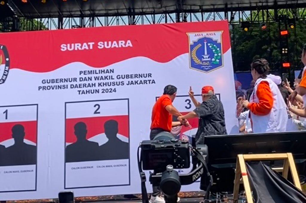 Mantan Gubernur DKI Jakarta Basuki Tjahaja Purnama (Ahok) dan Fauzi Bowo (Foke) kompak melakukan simulasi pencoblosan memilih pasangan calon (Paslon) gubernur nomor urut 3 Pramono Anung-Rano Karno. 