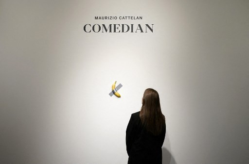 'Comedian' karya seniman Italia Maurizio Cattelan, pertama kali mengguncang dunia seni saat pertama kali dipamerkan di Art Basel Miami pada 2019, menarik banyak pengunjung sehingga pameran tersebut harus ditutup demi keselamatan publik dan untuk melindungi karya seni lain yang dipamerkan.