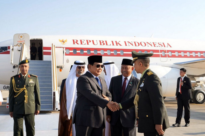 Ketibaan Presiden Prabowo di Presidential Flight Abu Dhabi, disambut Menteri Energi dan Infrastruktur PEA Suhail Mohamed Al Mazrouei, Duta Besar PEA untuk Indonesia Abdulla Salem AlDhaheri, Duta Besar Indonesia untuk PEA Husin Bagis, dan Atase Pertahanan Republik Indonesia Brigjen TNI Muhammad Irawadi.