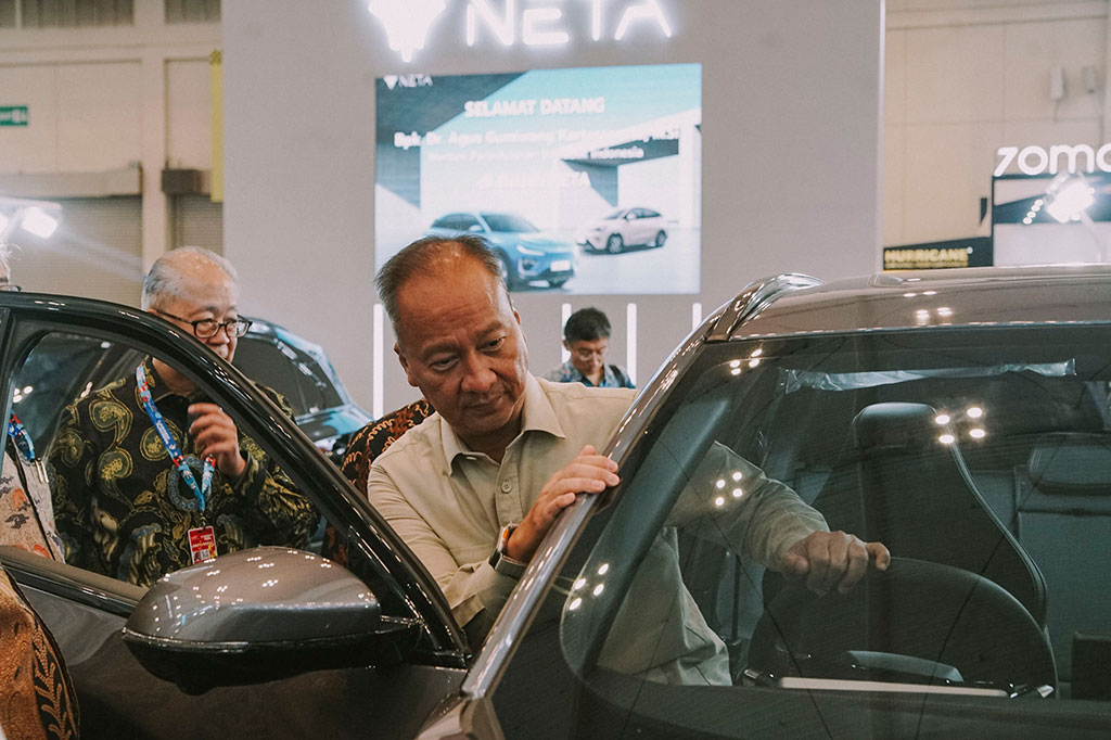Menteri Perindustrian Agus Gumiwang Kartasasmita serta Wakil Menteri Perindustrian Faisol Riza mengunjungi booth NETA di ajang GAIKINDO Jakarta Auto Week (GJAW) 2024, di ICE BSD. Keduanya berkunjung di waktu yang berbeda.