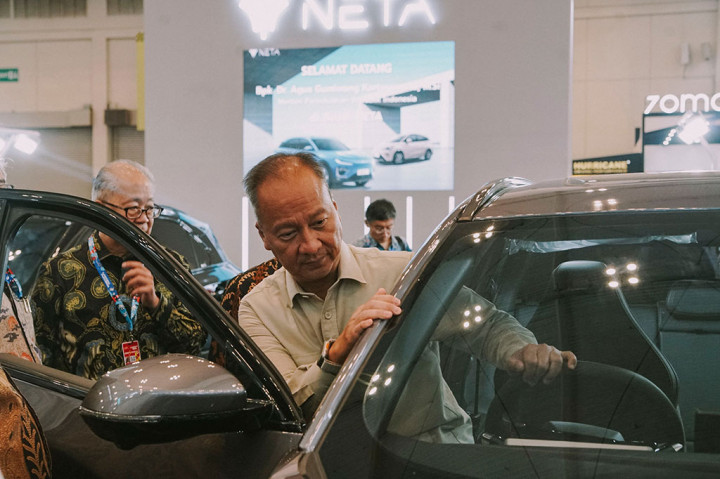Menteri Perindustrian Agus Gumiwang Kartasasmita serta Wakil Menteri Perindustrian Faisol Riza mengunjungi booth NETA di ajang GAIKINDO Jakarta Auto Week (GJAW) 2024, di ICE BSD. Keduanya berkunjung di waktu yang berbeda.