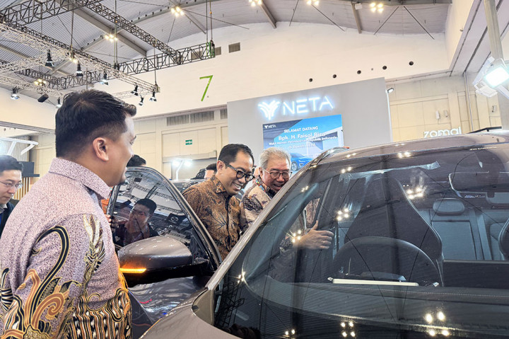 Di kesempatan lain pada hari yang sama, Faisol Riza, juga menyempatkan waktu untuk mengunjungi booth NETA. Kehadirannya menyoroti pentingnya peran industri otomotif dalam percepatan adopsi kendaraan listrik sebagai bagian dari agenda transisi energi pemerintah.