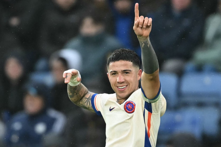 Memasuki babak kedua, Chelsea kembali mengambil inisiatif menyerang dan sempat mendapatkan peluang emas lewat tendangan Cole Palmer yang masih belum membobol gawang dari Leicester. Chelsea berhasil menggandakan keunggulan pada menit ke-75 setelah bola muntah sundulan Nicolas Jackson dapat disambut tandukan Enzo Fernandez yang membobol gawang Leicester sehingga skor berubah menjadi 2-0.