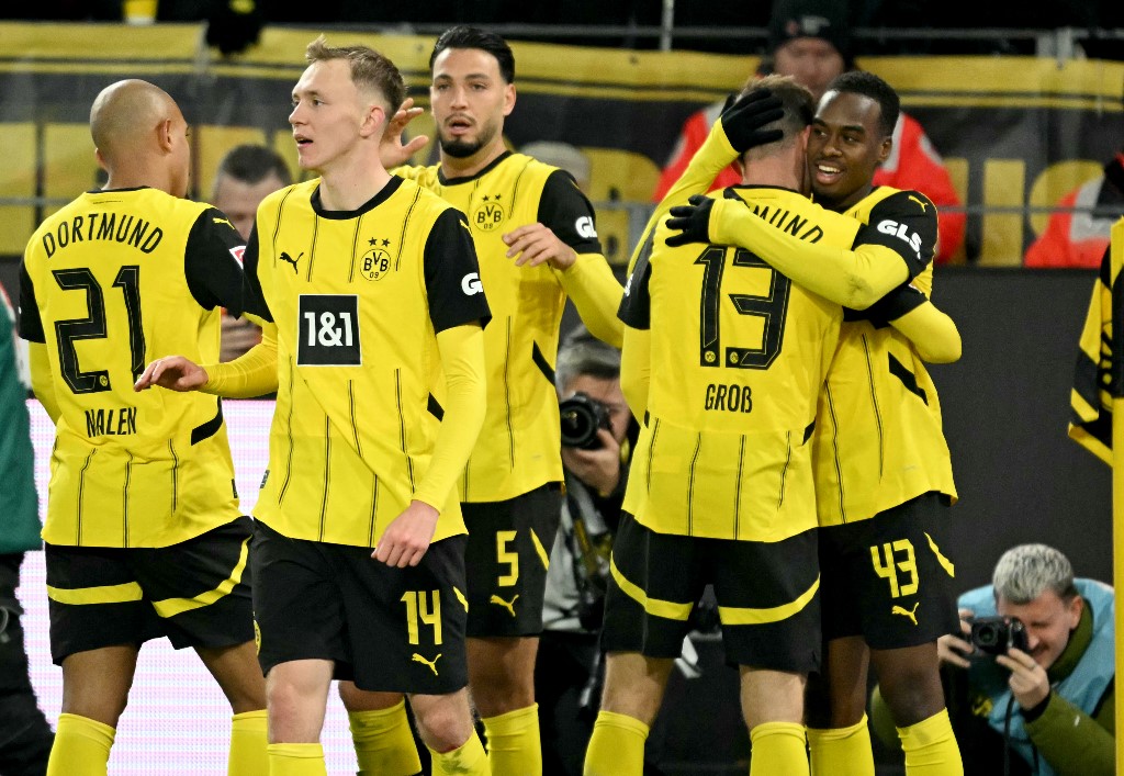 Dortmund sukses menambah keunggulan pada menit 66 dan mengubah skor menjadi 3-0 setelah sepakan tendangan bebas Julian Brandt membobol sisi kiri gawang dari Freiburg. Unggul tiga gol tidak membuat Die Borussen mengendurkan serangan mereka dan berhasil mencetak gol keempat pada menit 77 lewat Jamie Gittens sehingga skor berubah menjadi 4-0.