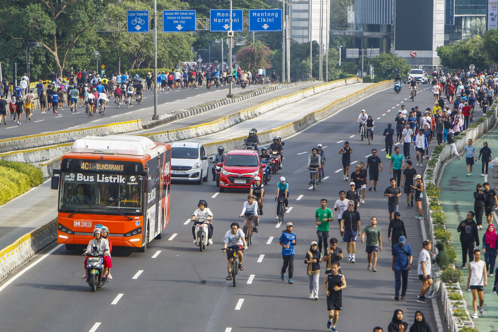 Warga memenuhi Jalan Sudirman-Thamrin untuk melakukan aktivitas olahraga di Jakarta, Minggu, 24 November 2024.