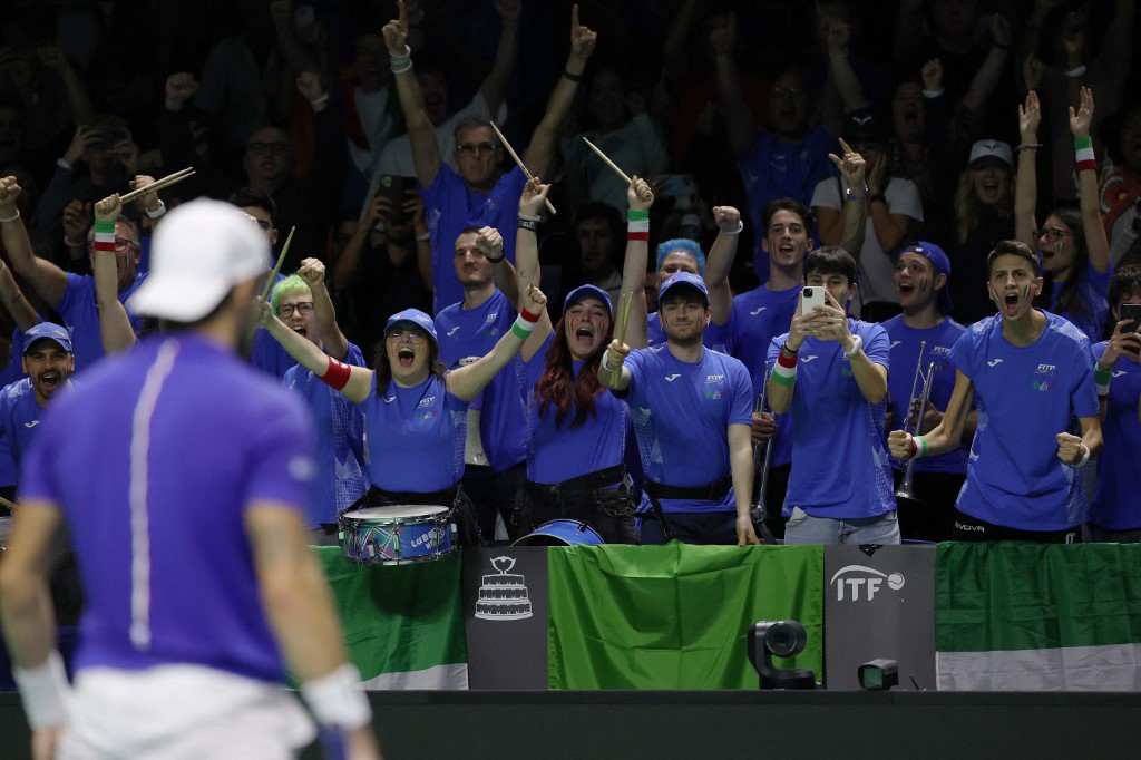 Matteo Berrettini mengalahkan Thanasi Kokkinakis 6-7(6) 6-3 7-5 untuk membawa Italia unggul sebelum petenis nomor satu dunia Jannik Sinner memastikan kemenangan dengan mengalahkan Alex de Minaur 6-3 6-4.