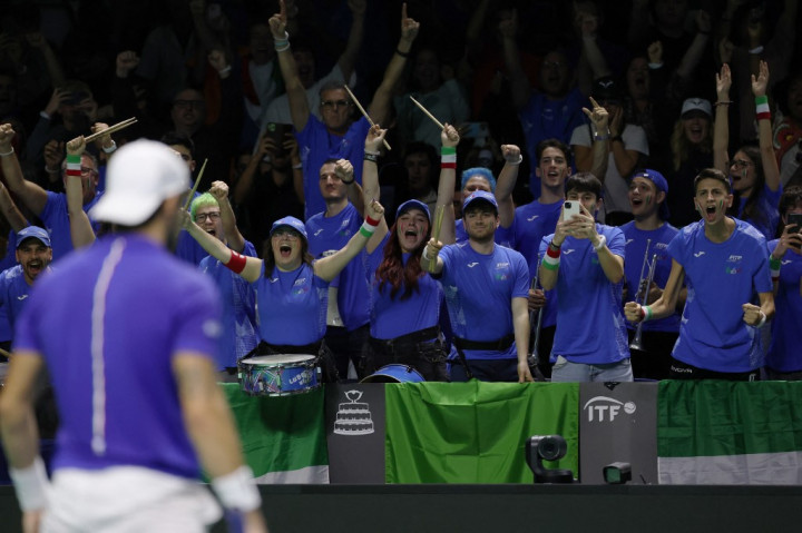 Matteo Berrettini mengalahkan Thanasi Kokkinakis 6-7(6) 6-3 7-5 untuk membawa Italia unggul sebelum petenis nomor satu dunia Jannik Sinner memastikan kemenangan dengan mengalahkan Alex de Minaur 6-3 6-4.