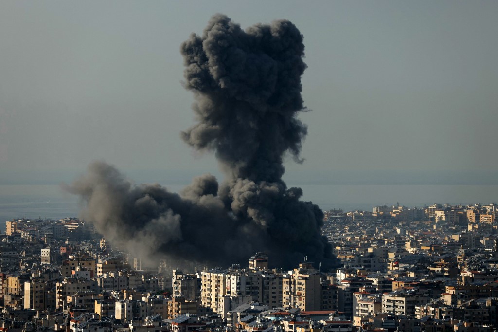 Serangan terbaru Israel di jantung kota Beirut, Lebanon, telah menewaskan sedikitnya 20 orang pada Sabtu, 24 November 2024. Serangan terjadi tanpa peringatan, di saat para diplomat bergegas untuk menengahi gencatan senjata antara Israel dan kelompok Hizbullah asal Lebanon.