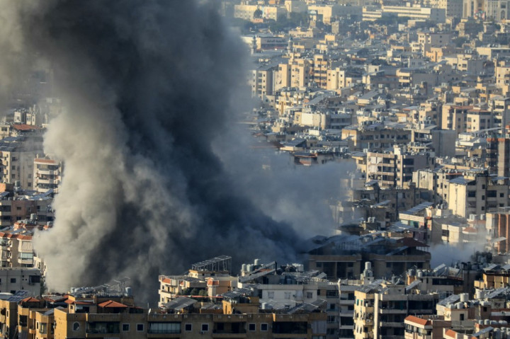 Serangan Israel telah menewaskan lebih dari 3500 orang di Lebanon sejak tahun lalu, menurut Kementerian Kesehatan Lebanon. Pertempuran itu telah membuat sekitar 1,2 juta orang atau seperempat dari populasi Lebanon mengungsi. Di pihak Israel, sekitar 90 tentara dan hampir 50 warga sipil telah tewas akibat pertempuran itu.