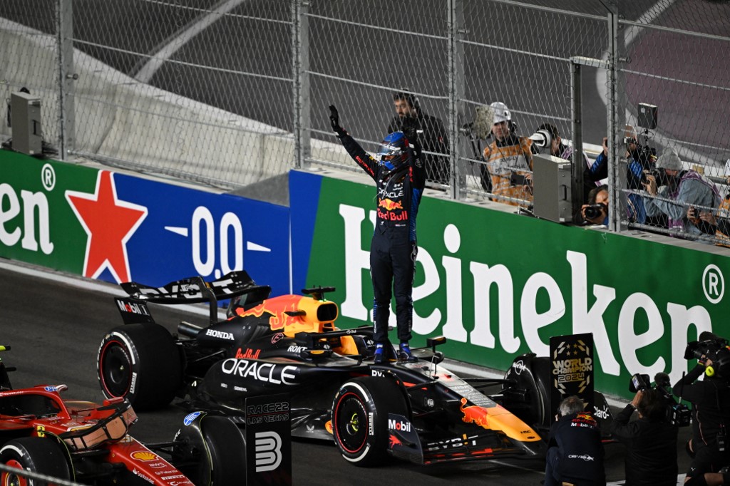 Pebalap Red Bull Max Verstappen mempertahankan gelar juara Formula 1 selama empat musim berturut-turut setelah pebalap Belanda tersebut finis di urutan kelima di GP Las Vegas di Sirkuit Las Vegas Strip, Nevada, Minggu, 24 November 2024.
