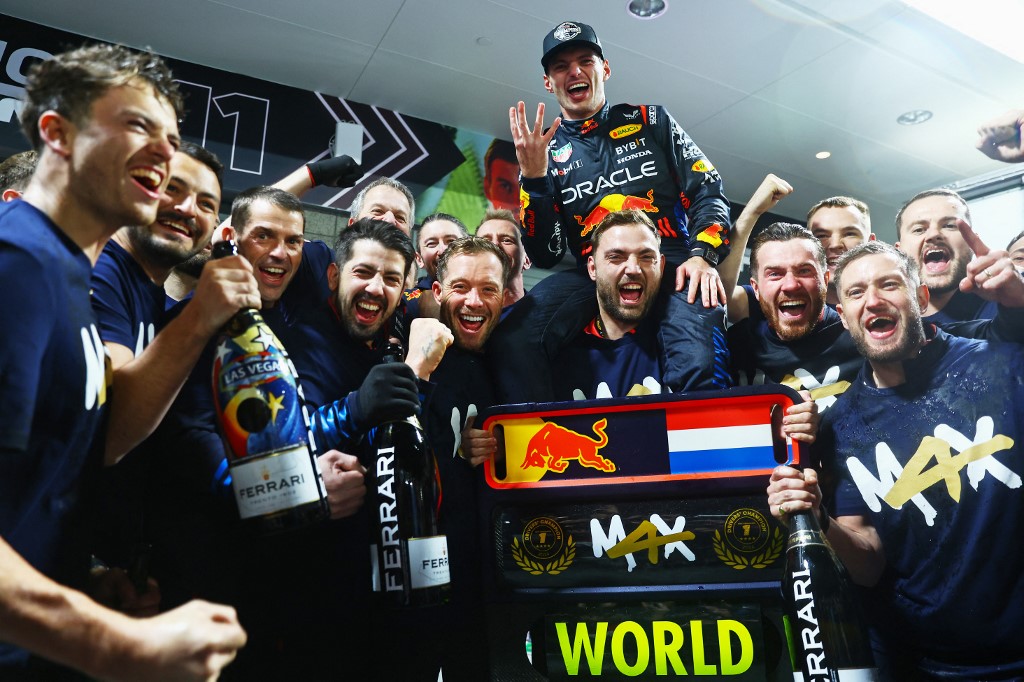 Finis di urutan kelima sudah cukup bagi Verstappen untuk mengunci gelar usai pesaingnya pebalap McLaren F1 Team Lando Norris hanya mampu finis di posisi keenam.