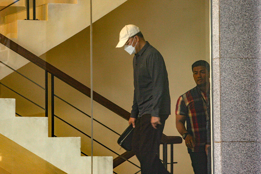 Rohidin kemudian naik ke ruang pemeriksaan yang berlokasi di lantai 2 Gedung Merah Putih KPK.