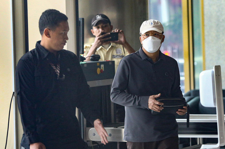 Setibanya di KPK, yang bersangkutan langsung masuk ke lobi gedung tanpa memberikan komentar apapun kepada awak media yang telah menunggu di lobi Gedung Merah Putih KPK.