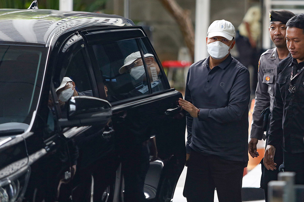 Rohidin tiba di Gedung Merah Putih KPK, Jakarta Selatan, Minggu, 24 November pukul 14.39 WIB dengan dikawal oleh personel KPK dan polisi.