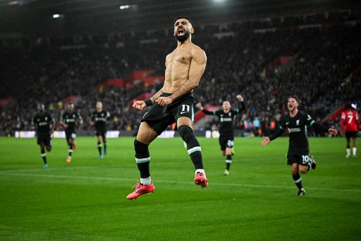 Gol penalti Mohamed Salah mengantarkan Liverpool menaklukkan Southampton skor 3-2 dalam pertandingan Liga Inggris di Stadion St. Mary's, Southampton, Minggu, 24 November 2024.