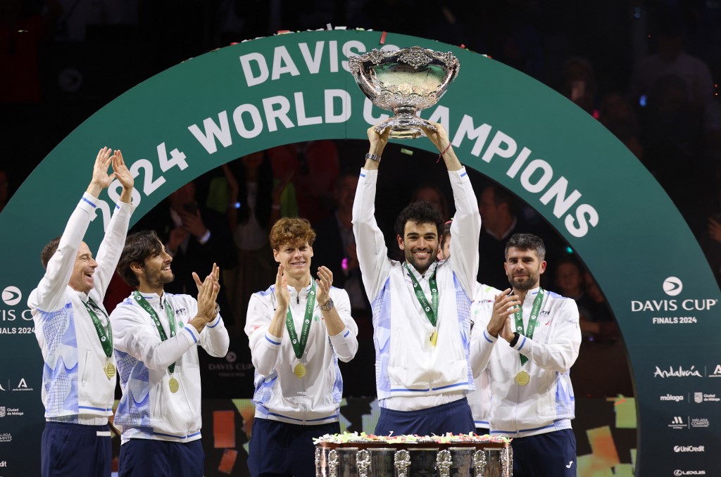 Matteo Berrettini membawa Italia melaju dengan kemenangan telak 6-4 6-2 atas Botic van de Zandschulp sebelum petenis nomor satu dunia Jannik Sinner menang 7-6(2) 6-2 atas Tallon Griekspoor.