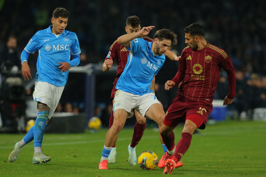 Napoli berhasil kembali merebut pemuncak klasemen Liga Italia 2024/25 setelah mengalahkan AS Roma dengan skor tipis 1-0. 