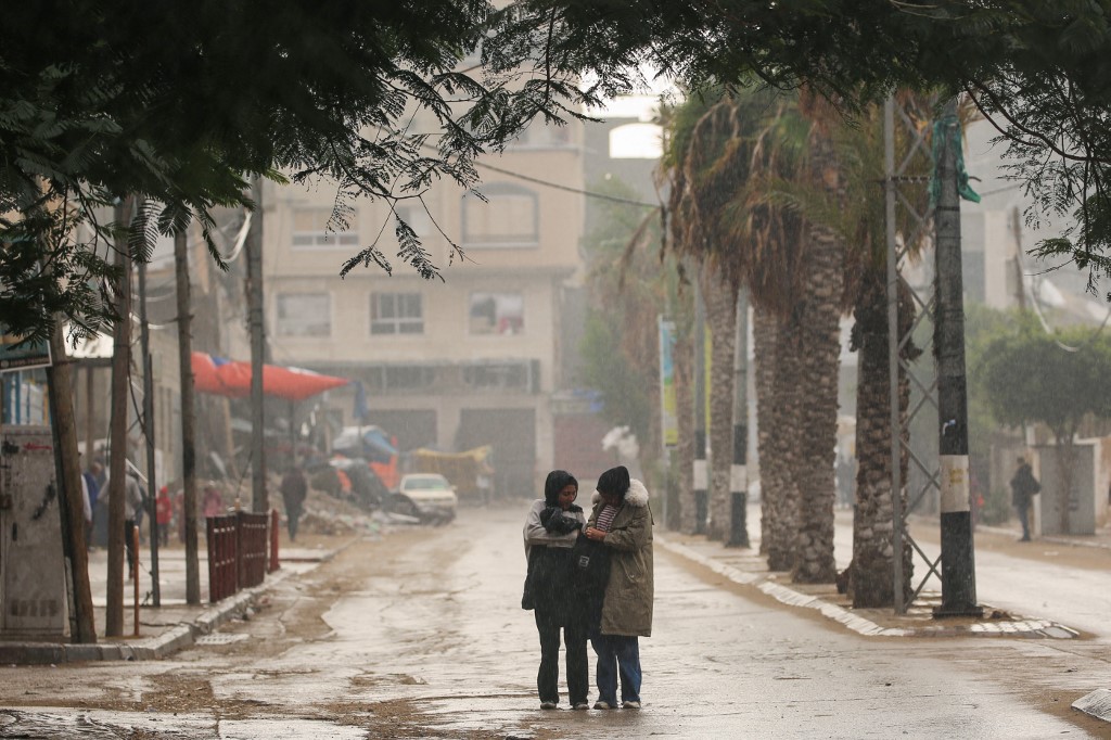 Juru bicara tersebut menyerukan kepada Perserikatan Bangsa-Bangsa (PBB) dan komunitas internasional untuk segera bertindak menyediakan tenda dan karavan bagi warga yang mengungsi di Gaza selama musim dingin.
