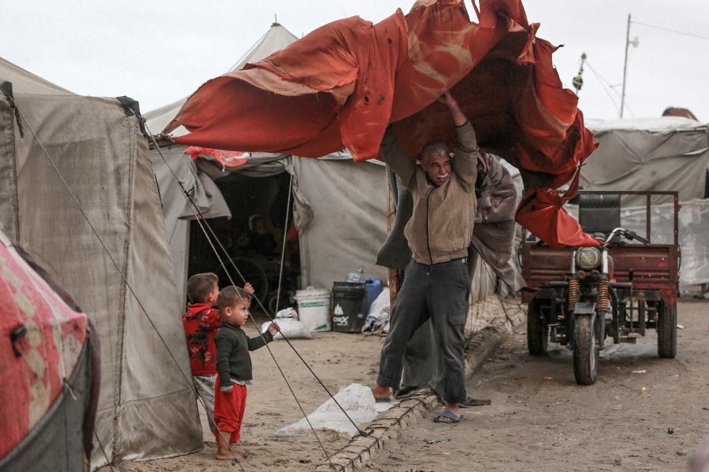Israel telah melancarkan perang genosida terhadap Jalur Gaza setelah serangan Hamas tahun lalu, menewaskan lebih dari 44.200 orang, sebagian besar adalah perempuan dan anak-anak, serta melukai lebih dari 104.500 lainnya.