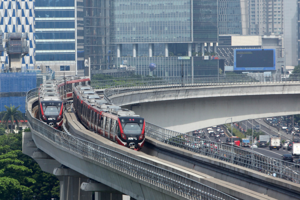 Rangkaian kereta LRT Jabodebek melintas di kawasan Gatot Subroto, Jakarta, Senin, 25 November 2024.