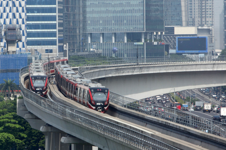 Rangkaian kereta LRT Jabodebek melintas di kawasan Gatot Subroto, Jakarta, Senin, 25 November 2024.