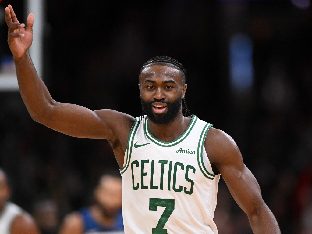 Berdasarkan statistik di laman NBA, Jaylen Brown mencuri perhatian dengan mencetak 15 poin pertama Boston Celtics lewat lima tripoin berturut-turut dan mengakhiri laga dengan 29 poin.