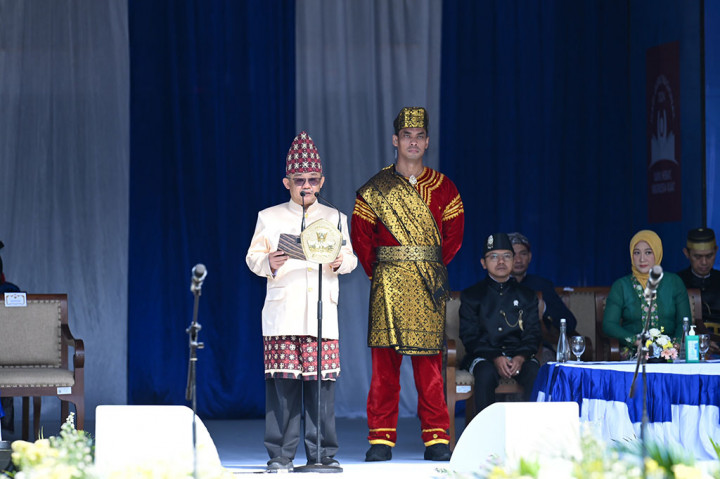 Melalui pidatonya, Mendikdasmen terlebih dahulu mengapresiasi pengabdian para guru, khususnya mereka yang mengabdi di pelosok desa hingga di satuan pendidikan dengan fasilitas yang terbatas dan ala kadarnya.