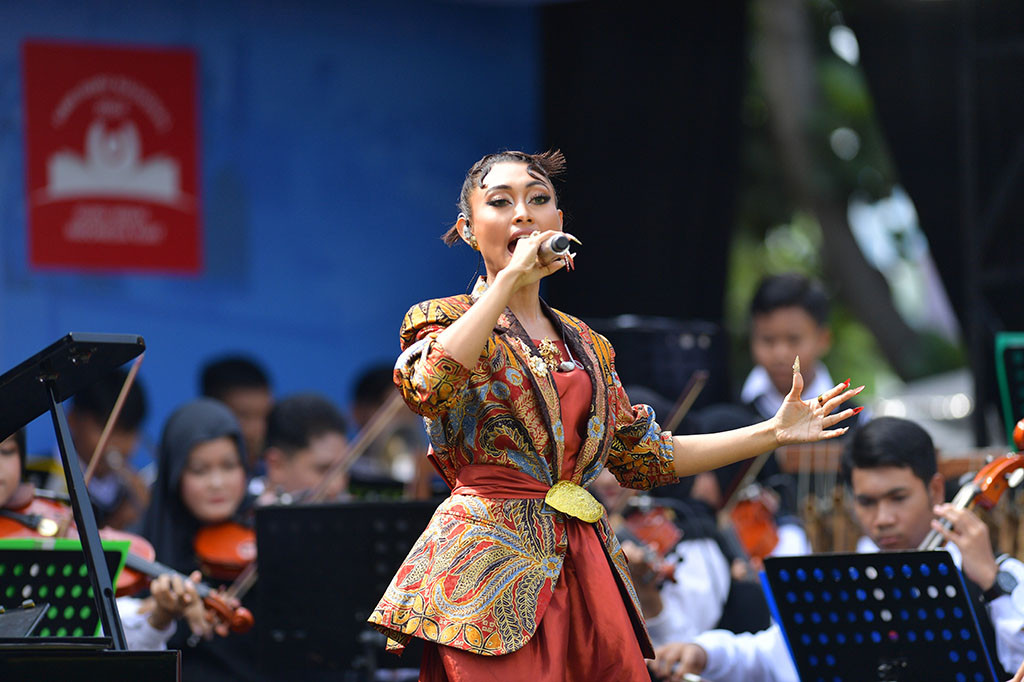 Ketiga, guru menentukan kualitas sumber daya manusia (SDM), generasi bangsa yang melanjutkan perjuangan serta memajukan bangsa dan negara. 