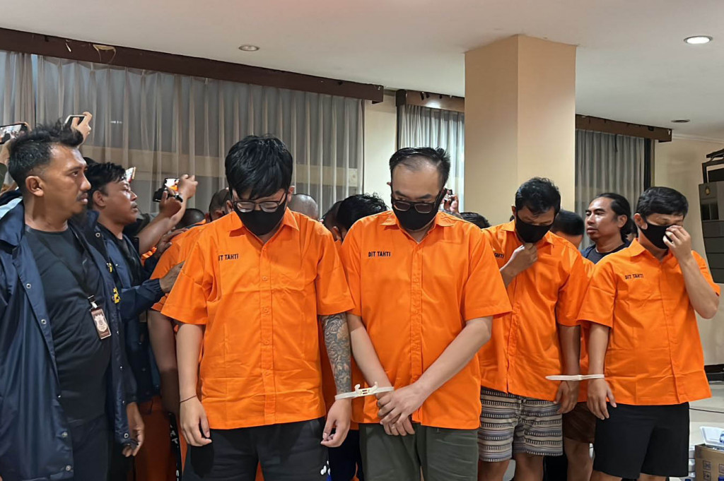 Polisi telah melakukan berbagai tindakan hukum dalam penanganan kasus melindungi situs judi online (judol) yang melibatkan pegawai Kementerian Komunikasi dan Digital (Komdigi). Salah satunya, memblokir 5.146 website judi online.