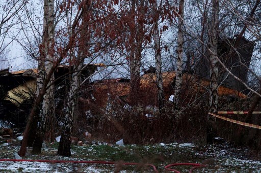 Sementara itu, dalam informasi awal, dilaporkan pesawat jatuh dekat bangunan perumahan. Walikota Vinius Valdas Benkunskas mengatakan beruntung pesawat tidak jatuh menimpa rumah melainkan di halaman, dan seluruh penghuni rumah selamat serta telah dievakuasi.