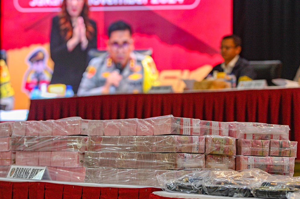 Polda Metro Jaya menyita sejumlah barang bukti (barbuk) dalam kasus melindungi situs judi online (judol) melibatkan pegawai dan staf ahli Kementerian Komunikasi dan Digital (Komdigi). Total barbuk yang disita senilai Rp167 miliar.