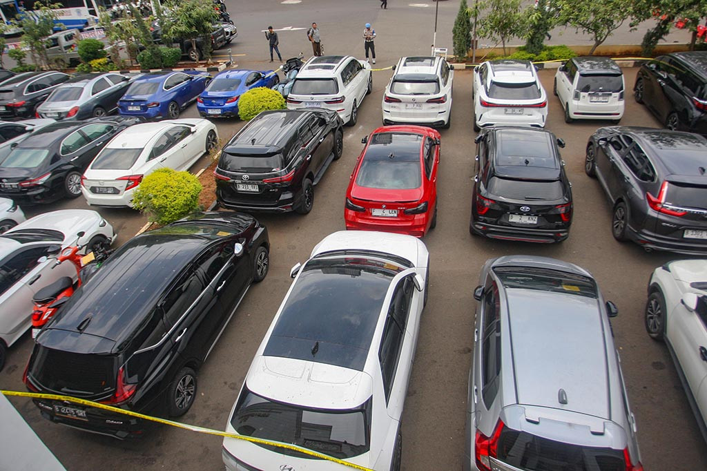 Kemudian 26 unit mobil dan 3 unit motor dengan nilai total Rp22.930.000.000. Mobil itu seperti BMW 320I N20 CKD AT, Toyota Alphard 2.5 G CVT, Honda N-ONE, BMW Jeep S.C.HDTP, BMW 220I AT, Lexus Jeep L.C.HDTP, dan Toyoya Camry 2.5V AT.