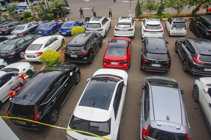 Kemudian 26 unit mobil dan 3 unit motor dengan nilai total Rp22.930.000.000. Mobil itu seperti BMW 320I N20 CKD AT, Toyota Alphard 2.5 G CVT, Honda N-ONE, BMW Jeep S.C.HDTP, BMW 220I AT, Lexus Jeep L.C.HDTP, dan Toyoya Camry 2.5V AT.