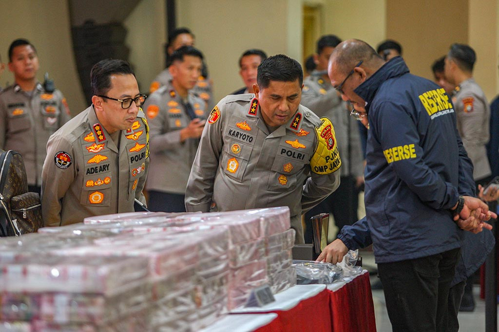 Kemudian, ada pula uang tunai dalam berbagai mata uang senilai Rp76.979.747.159. Saldo pada rekening maupun e-commerce yang diblokir senilai Rp29.863.895.007, 63 buah perhiasan senilai Rp2.155.185.000.