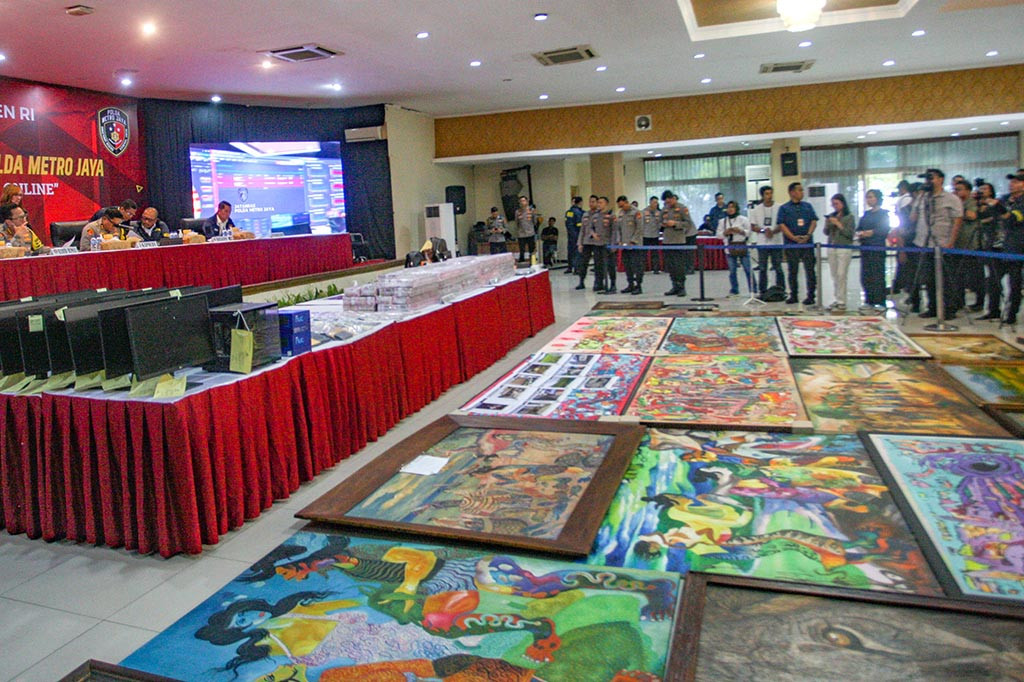 Lalu, 13 buah barang mewah senilai Rp315.000.000, 13 buah jam tangan mewah senilai Rp3.763.000.000, 390,5 gram emas senilai Rp5.857.500.000. Ada pula 22 lukisan senilai Rp192.000.000, 11 unit tanah, dan bangunan senilai Rp25,830,000,000.