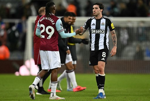West Ham United sukses menundukkan tuan rumah Newcastle United 2-0 pada pertandingan Liga Inggris di Stadion St James Park, Newcastle, Selasa, 26 November 2024 dini hari WIB. 