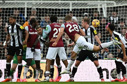 West Ham United unggul 1-0 pada menit ke-10 berkat gol sundulan Tomas Soucek memanfaatkan assist bek kiri Emerson Palmieri.