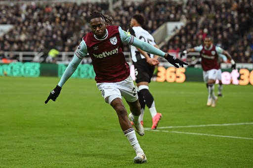 Sementara Aaron Wan-Bissaka, yang baru bergabung dengan West Ham United pada musim ini dari Manchester United, melesakkan gol pada menit ke-53 usai menerima operan kapten Jarrod Bowen.